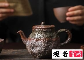 观察天青泥的颜色、细腻程度和杂质来鉴别紫砂壶？