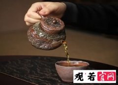 天青泥上点缀着紫色斑点的紫砂壶什么颜色吗？