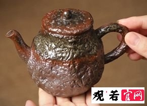 天青泥上点缀着紫色斑点的紫砂壶什么颜色吗？