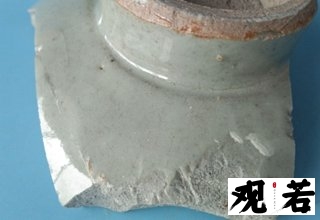     香灰胎是汝瓷的一种胎体类型，宋代汝瓷香灰胎又是什么样的呢？